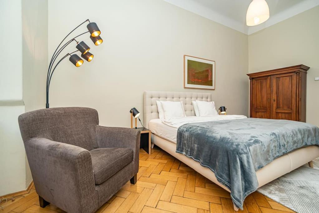 Large And Modern Apartment In The Heart Of Prague Extérieur photo