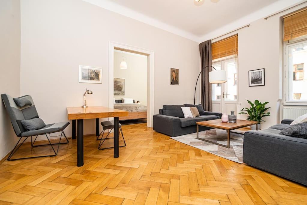 Large And Modern Apartment In The Heart Of Prague Extérieur photo