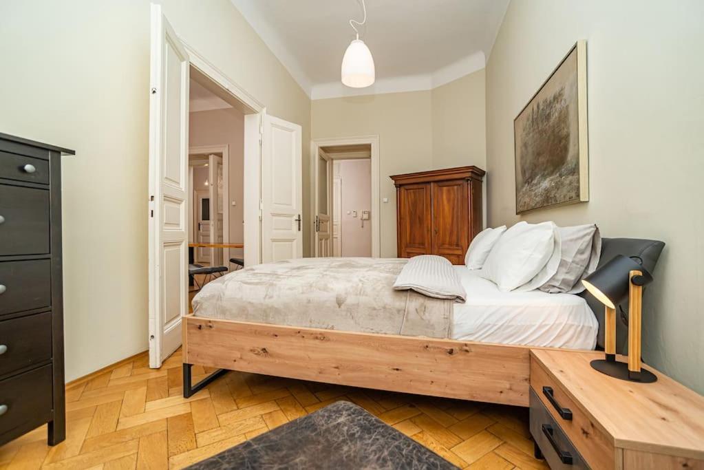 Large And Modern Apartment In The Heart Of Prague Extérieur photo